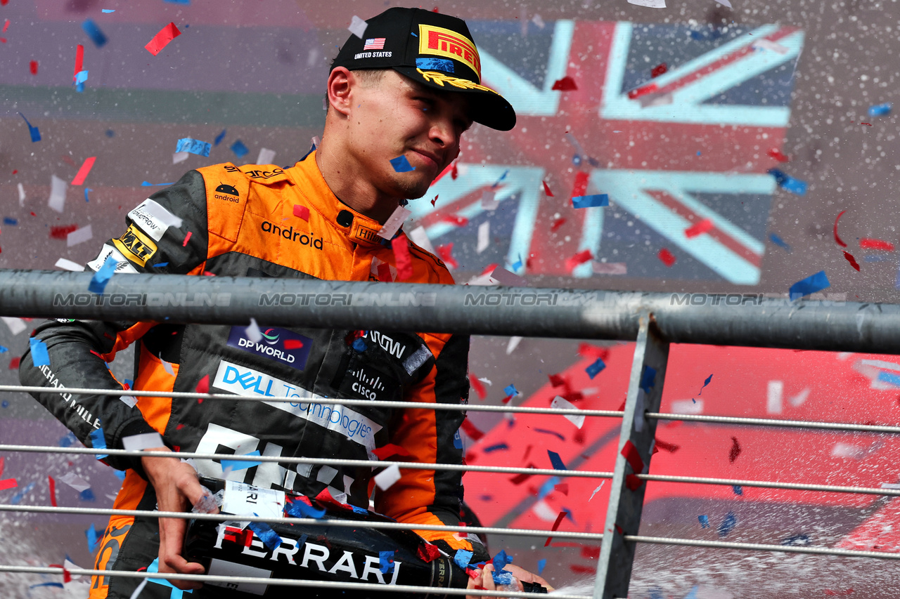 GP STATI UNITI, Lando Norris (GBR) McLaren celebrates his third position on the podium.

22.10.2023. Formula 1 World Championship, Rd 19, United States Grand Prix, Austin, Texas, USA, Gara Day.

- www.xpbimages.com, EMail: requests@xpbimages.com © Copyright: Moy / XPB Images
