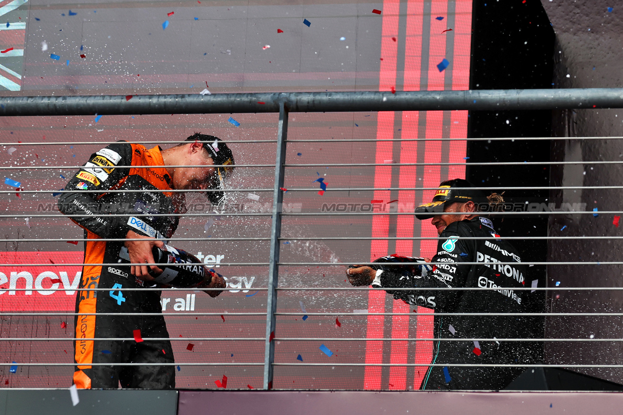 GP STATI UNITI, (L to R): Lando Norris (GBR) McLaren celebrates his third position on the podium with second placed Lewis Hamilton (GBR) Mercedes AMG F1.

22.10.2023. Formula 1 World Championship, Rd 19, United States Grand Prix, Austin, Texas, USA, Gara Day.

- www.xpbimages.com, EMail: requests@xpbimages.com © Copyright: Moy / XPB Images