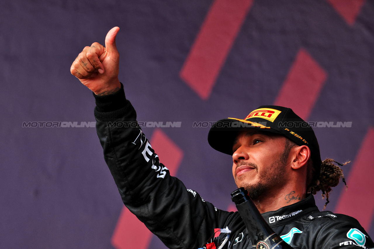 GP STATI UNITI, Lewis Hamilton (GBR) Mercedes AMG F1 celebrates his second position on the podium.

22.10.2023. Formula 1 World Championship, Rd 19, United States Grand Prix, Austin, Texas, USA, Gara Day.

- www.xpbimages.com, EMail: requests@xpbimages.com © Copyright: Moy / XPB Images