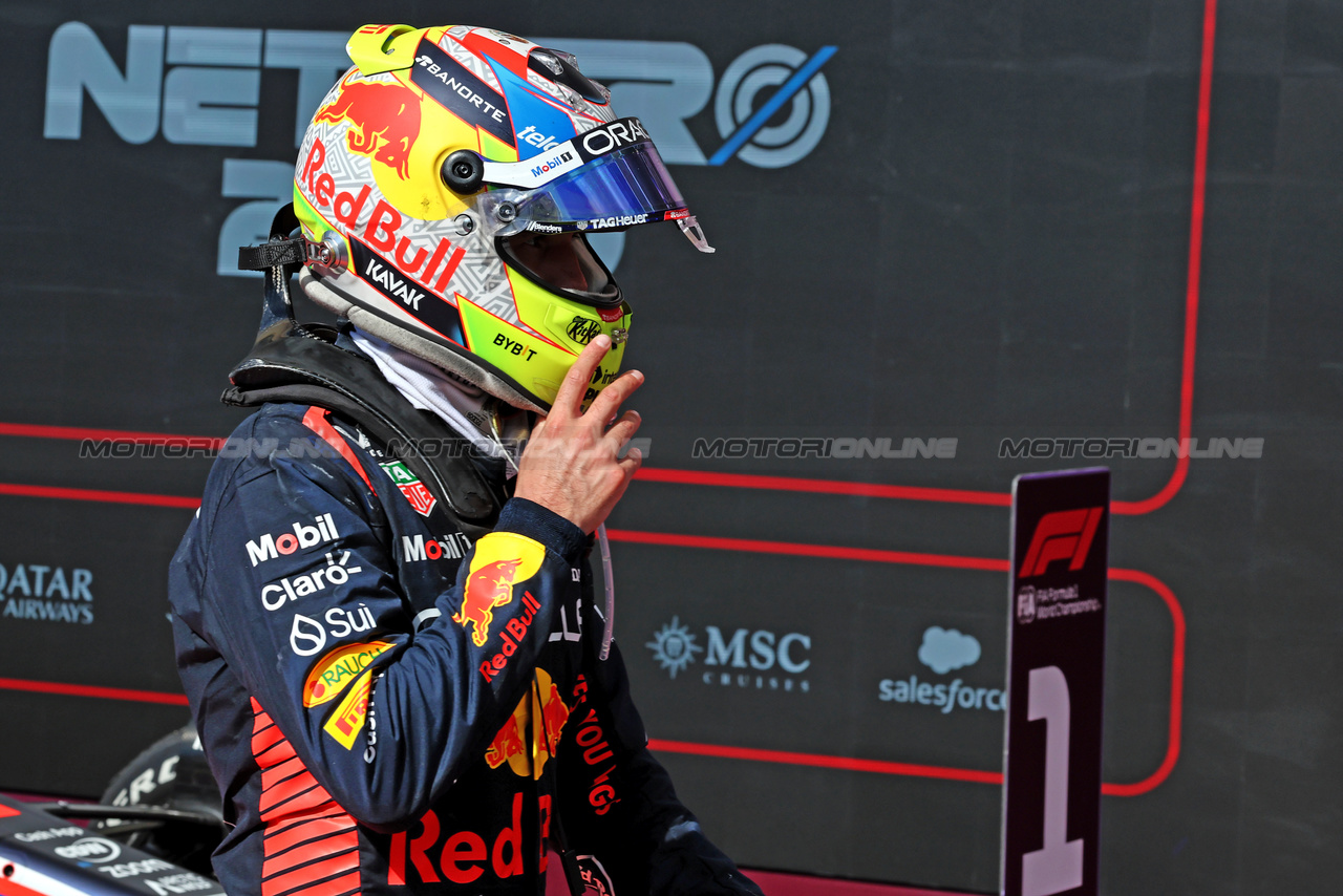 GP STATI UNITI, Sergio Perez (MEX) Red Bull Racing in parc ferme.

22.10.2023. Formula 1 World Championship, Rd 19, United States Grand Prix, Austin, Texas, USA, Gara Day.

- www.xpbimages.com, EMail: requests@xpbimages.com © Copyright: Moy / XPB Images