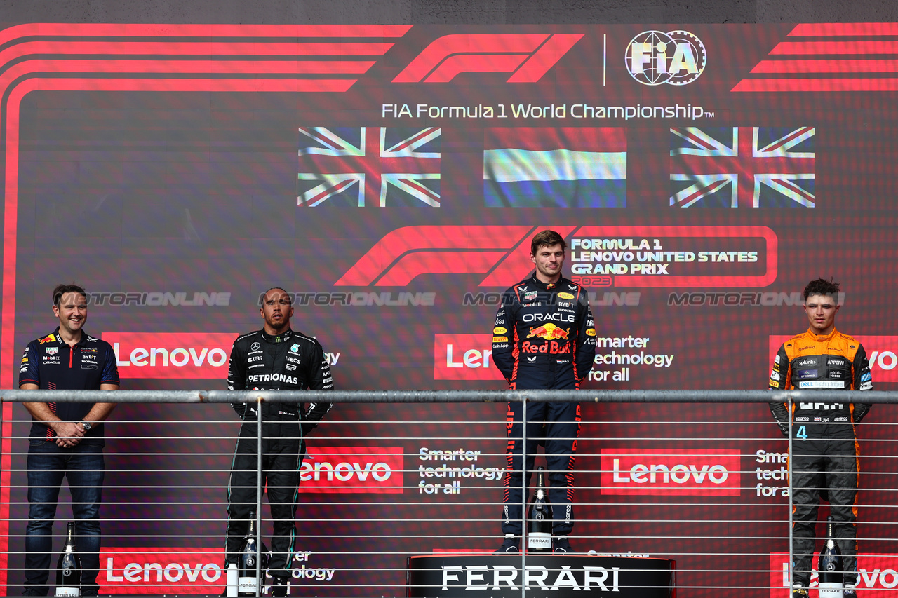 GP STATI UNITI, 1st place Max Verstappen (NLD) Red Bull Racing RB19, with John Hammond (GBR) Red Bull Racing Physiotherapist, 2nd place Lewis Hamilton (GBR) Mercedes AMG F1 W14 e 3rd place Lando Norris (GBR) McLaren.
22.10.2023. Formula 1 World Championship, Rd 19, United States Grand Prix, Austin, Texas, USA, Gara Day.
- www.xpbimages.com, EMail: requests@xpbimages.com © Copyright: Batchelor / XPB Images