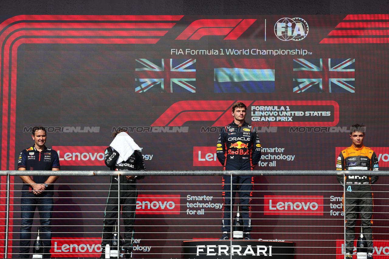 GP STATI UNITI, 1st place Max Verstappen (NLD) Red Bull Racing RB19, with John Hammond (GBR) Red Bull Racing Physiotherapist, 2nd place Lewis Hamilton (GBR) Mercedes AMG F1 W14 e 3rd place Lando Norris (GBR) McLaren.
22.10.2023. Formula 1 World Championship, Rd 19, United States Grand Prix, Austin, Texas, USA, Gara Day.
- www.xpbimages.com, EMail: requests@xpbimages.com © Copyright: Batchelor / XPB Images
