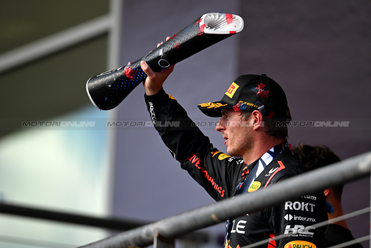 GP STATI UNITI, Gara winner Max Verstappen (NLD) Red Bull Racing celebrates on the podium.

22.10.2023. Formula 1 World Championship, Rd 19, United States Grand Prix, Austin, Texas, USA, Gara Day.

- www.xpbimages.com, EMail: requests@xpbimages.com © Copyright: Price / XPB Images