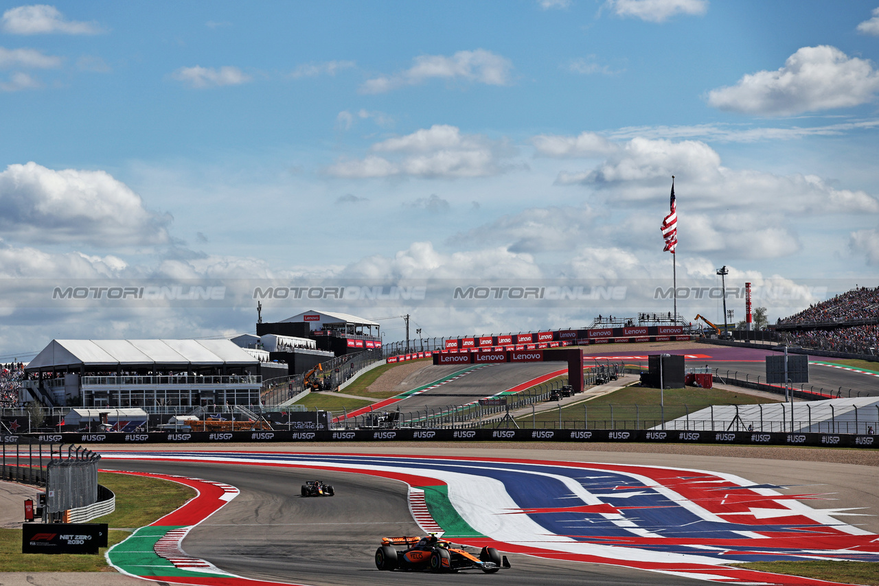 GP STATI UNITI, Lando Norris (GBR) McLaren MCL60.

22.10.2023. Formula 1 World Championship, Rd 19, United States Grand Prix, Austin, Texas, USA, Gara Day.

- www.xpbimages.com, EMail: requests@xpbimages.com © Copyright: Moy / XPB Images