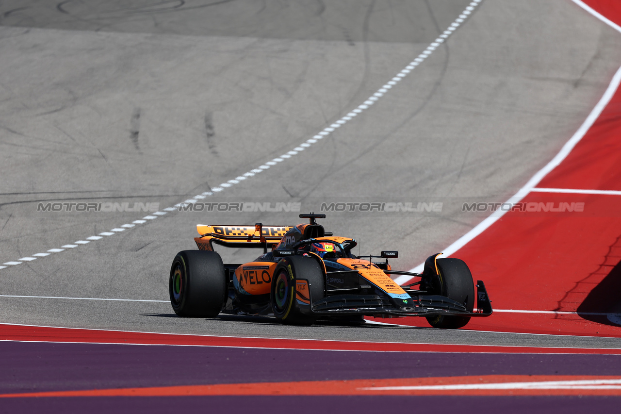 GP STATI UNITI, Oscar Piastri (AUS) McLaren MCL60 enters the pits.

22.10.2023. Formula 1 World Championship, Rd 19, United States Grand Prix, Austin, Texas, USA, Gara Day.

- www.xpbimages.com, EMail: requests@xpbimages.com © Copyright: Moy / XPB Images