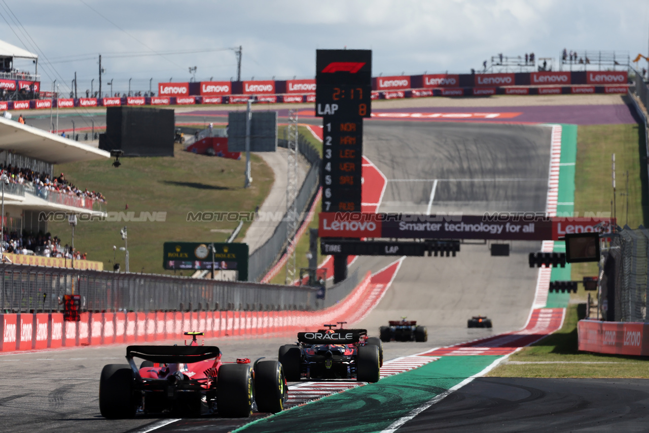 GP STATI UNITI, Max Verstappen (NLD) Red Bull Racing RB19 davanti a Carlos Sainz Jr (ESP) Ferrari SF-23.

22.10.2023. Formula 1 World Championship, Rd 19, United States Grand Prix, Austin, Texas, USA, Gara Day.

- www.xpbimages.com, EMail: requests@xpbimages.com © Copyright: Moy / XPB Images