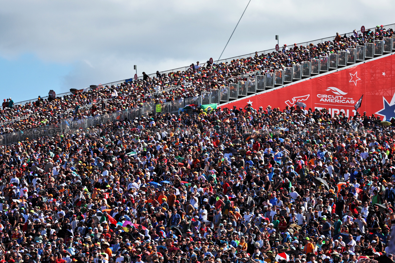 GP STATI UNITI, Circuit Atmosfera - fans in the grandstand.

22.10.2023. Formula 1 World Championship, Rd 19, United States Grand Prix, Austin, Texas, USA, Gara Day.

- www.xpbimages.com, EMail: requests@xpbimages.com © Copyright: Moy / XPB Images