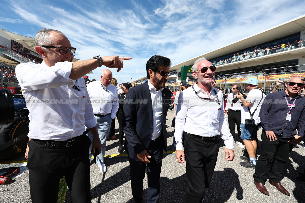 GP STATI UNITI, lt Stefano Domenicali (ITA) Formula One President e CEO with Mohammed Bin Sulayem (UAE) FIA President e Greg Maffei (USA) Liberty Media Corporation President e Chief Executive Officer on the grid.

22.10.2023. Formula 1 World Championship, Rd 19, United States Grand Prix, Austin, Texas, USA, Gara Day.

- www.xpbimages.com, EMail: requests@xpbimages.com © Copyright: Moy / XPB Images