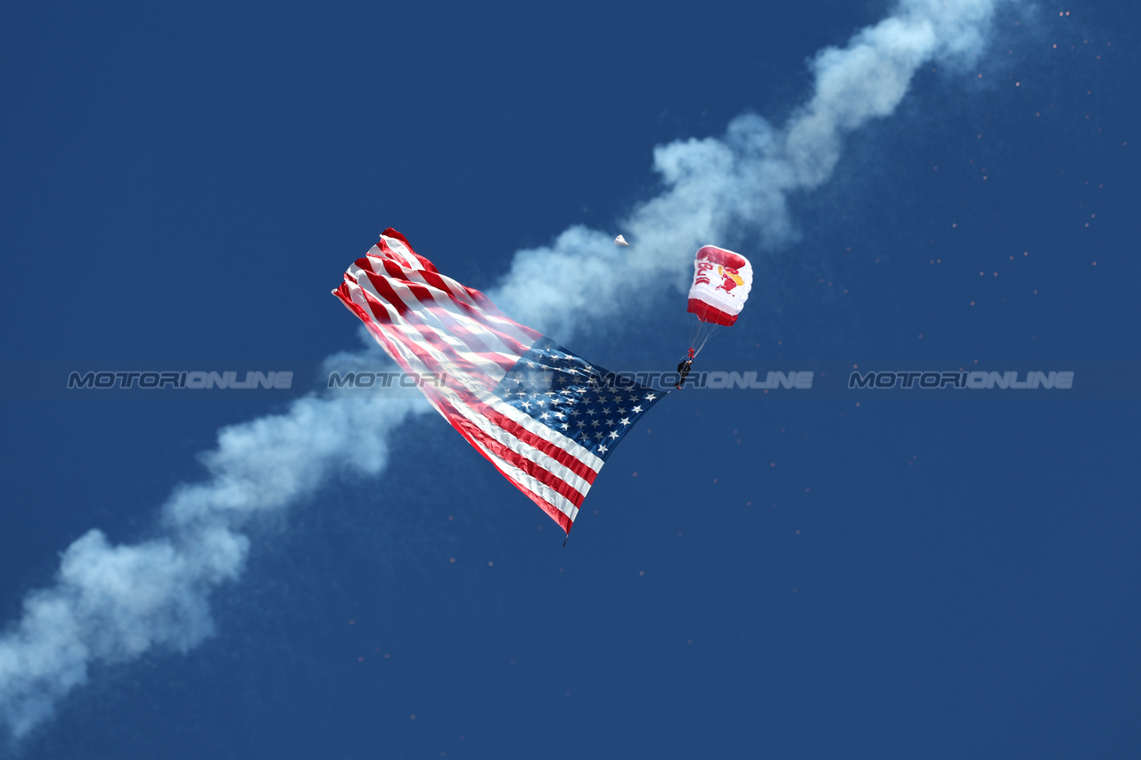 GP STATI UNITI, Circuit Atmosfera - parachutist with USA flag.

22.10.2023. Formula 1 World Championship, Rd 19, United States Grand Prix, Austin, Texas, USA, Gara Day.

- www.xpbimages.com, EMail: requests@xpbimages.com © Copyright: Moy / XPB Images