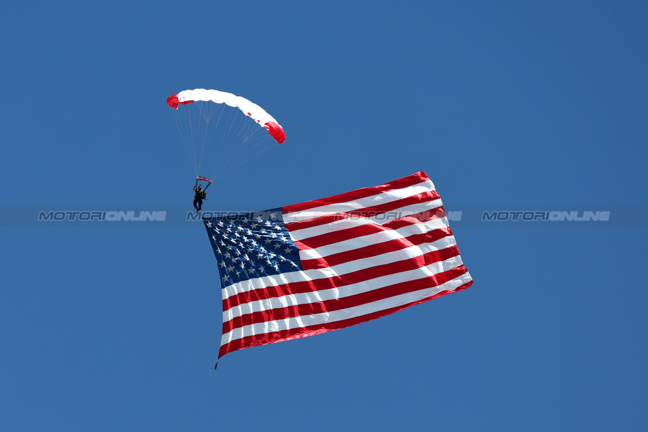 GP STATI UNITI, Circuit Atmosfera - parachutist with USA flag.

22.10.2023. Formula 1 World Championship, Rd 19, United States Grand Prix, Austin, Texas, USA, Gara Day.

- www.xpbimages.com, EMail: requests@xpbimages.com © Copyright: Moy / XPB Images