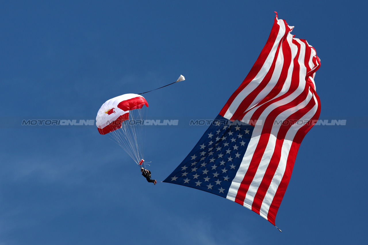 GP STATI UNITI, Circuit Atmosfera - parachutist with USA flag.

22.10.2023. Formula 1 World Championship, Rd 19, United States Grand Prix, Austin, Texas, USA, Gara Day.

- www.xpbimages.com, EMail: requests@xpbimages.com © Copyright: Moy / XPB Images