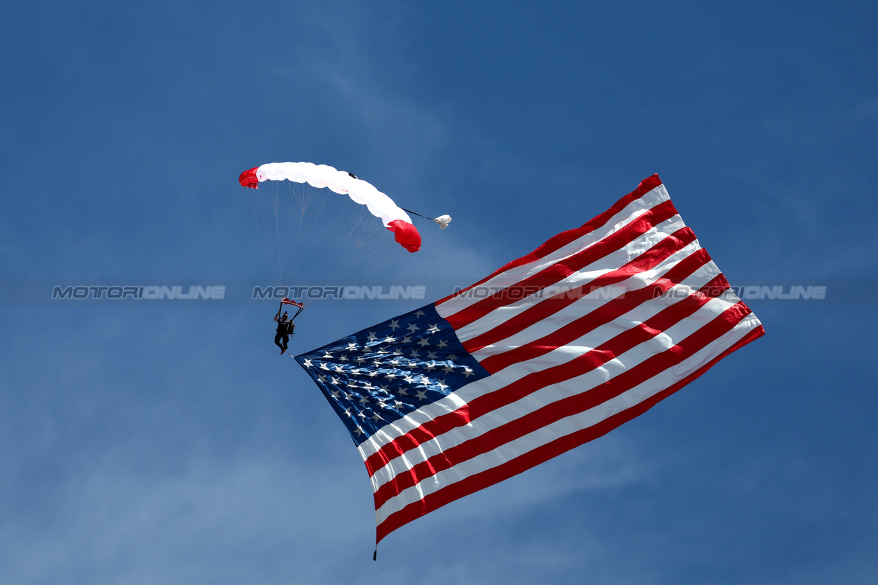 GP STATI UNITI, Circuit Atmosfera - parachutist with USA flag.

22.10.2023. Formula 1 World Championship, Rd 19, United States Grand Prix, Austin, Texas, USA, Gara Day.

- www.xpbimages.com, EMail: requests@xpbimages.com © Copyright: Moy / XPB Images