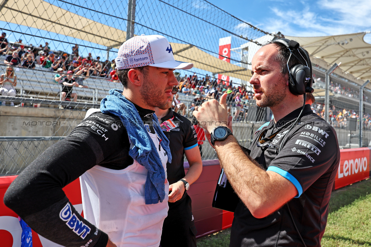 GP STATI UNITI, Pierre Gasly (FRA) Alpine F1 Team with Karel Loos (BEL) Alpine F1 Team Gara Engineer on the grid.

22.10.2023. Formula 1 World Championship, Rd 19, United States Grand Prix, Austin, Texas, USA, Gara Day.

- www.xpbimages.com, EMail: requests@xpbimages.com © Copyright: Moy / XPB Images