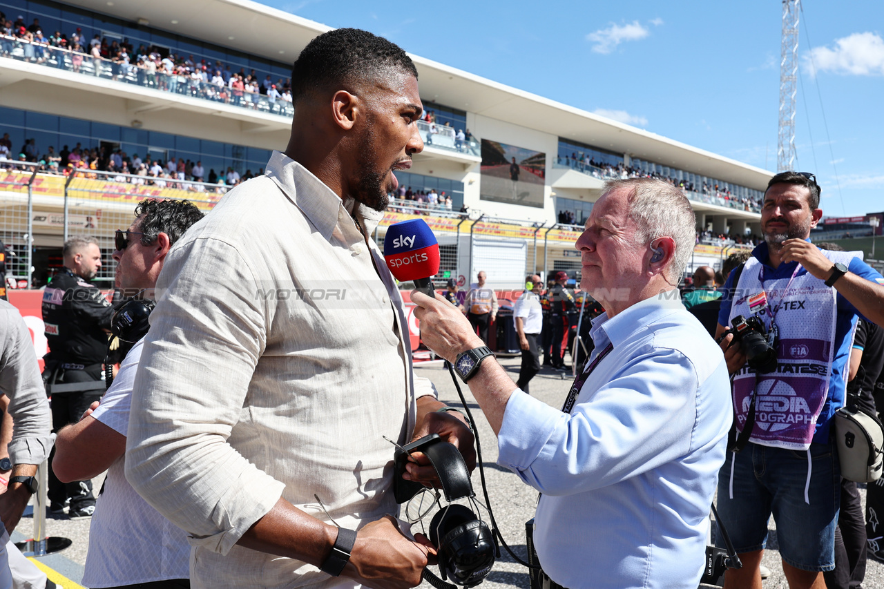 GP STATI UNITI, (L to R): Anthony Joshua (GBR) Boxer e Otro Capital Alpine F1 Team Investor with Martin Brundle (GBR) Sky Sports Commentator on the grid.

22.10.2023. Formula 1 World Championship, Rd 19, United States Grand Prix, Austin, Texas, USA, Gara Day.

- www.xpbimages.com, EMail: requests@xpbimages.com © Copyright: Moy / XPB Images