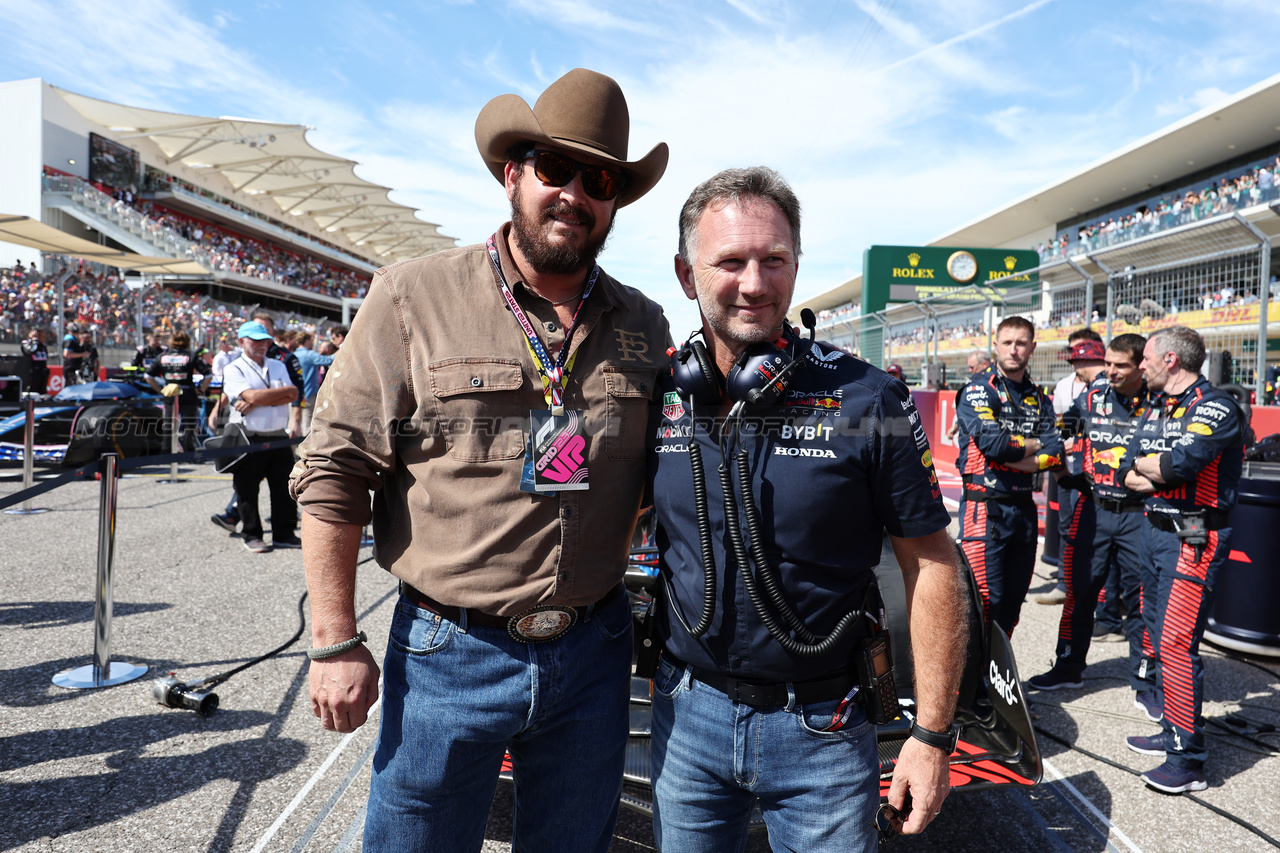 GP STATI UNITI, (L to R): Cole Hauser (USA) Actor with Christian Horner (GBR) Red Bull Racing Team Principal on the grid.

22.10.2023. Formula 1 World Championship, Rd 19, United States Grand Prix, Austin, Texas, USA, Gara Day.

- www.xpbimages.com, EMail: requests@xpbimages.com © Copyright: Moy / XPB Images