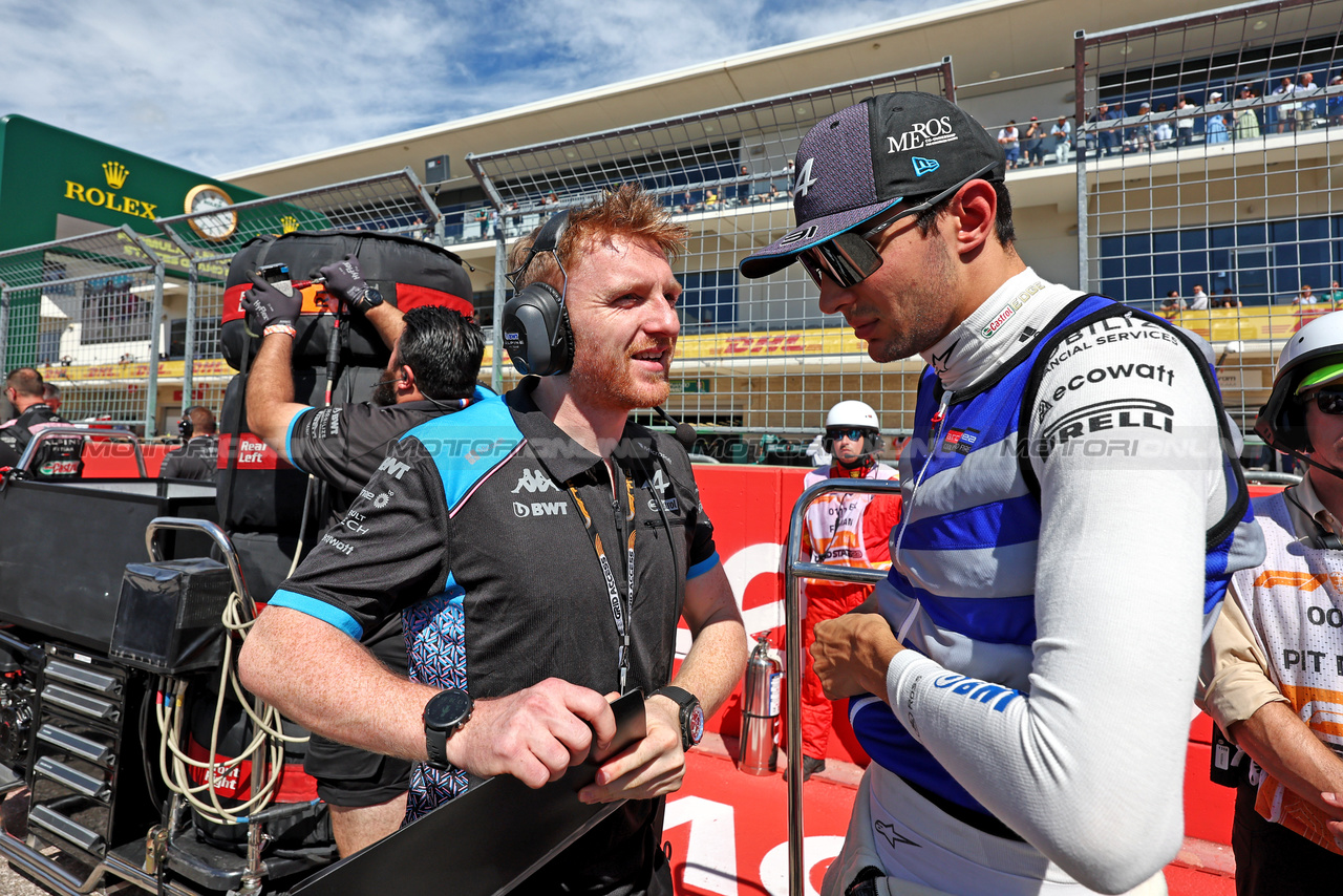 GP STATI UNITI, Esteban Ocon (FRA) Alpine F1 Team with Josh Peckett (GBR) Alpine F1 Team Gara Engineer on the grid.

22.10.2023. Formula 1 World Championship, Rd 19, United States Grand Prix, Austin, Texas, USA, Gara Day.

- www.xpbimages.com, EMail: requests@xpbimages.com © Copyright: Moy / XPB Images