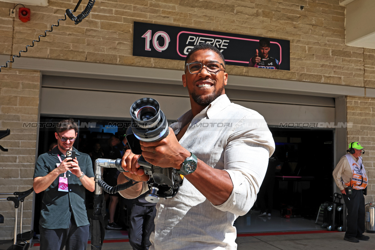 GP STATI UNITI, Anthony Joshua (GBR) Boxer e Otro Capital Alpine F1 Team Investor - pit stop practice.

22.10.2023. Formula 1 World Championship, Rd 19, United States Grand Prix, Austin, Texas, USA, Gara Day.

- www.xpbimages.com, EMail: requests@xpbimages.com © Copyright: Moy / XPB Images