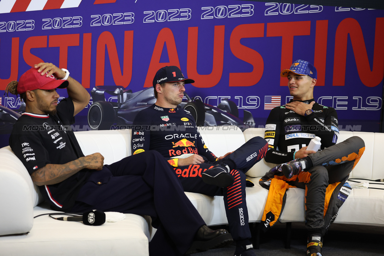GP STATI UNITI, (L to R): Lewis Hamilton (GBR) Mercedes AMG F1; Max Verstappen (NLD) Red Bull Racing; e Lando Norris (GBR) McLaren, in the post race FIA Press Conference.

22.10.2023. Formula 1 World Championship, Rd 19, United States Grand Prix, Austin, Texas, USA, Gara Day.

- www.xpbimages.com, EMail: requests@xpbimages.com © Copyright: Bearne / XPB Images