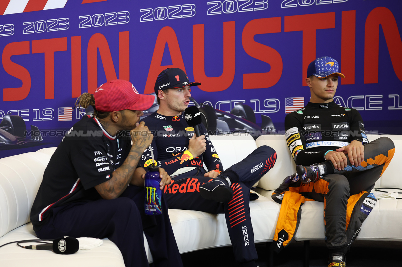 GP STATI UNITI, (L to R): Lewis Hamilton (GBR) Mercedes AMG F1; Max Verstappen (NLD) Red Bull Racing; e Lando Norris (GBR) McLaren, in the post race FIA Press Conference.

22.10.2023. Formula 1 World Championship, Rd 19, United States Grand Prix, Austin, Texas, USA, Gara Day.

- www.xpbimages.com, EMail: requests@xpbimages.com © Copyright: Bearne / XPB Images