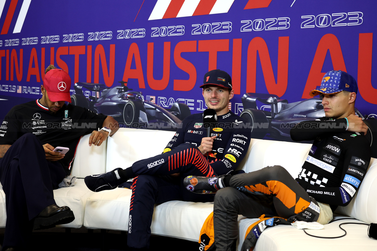 GP STATI UNITI, (L to R): Lewis Hamilton (GBR) Mercedes AMG F1; Max Verstappen (NLD) Red Bull Racing; e Lando Norris (GBR) McLaren, in the post race FIA Press Conference.

22.10.2023. Formula 1 World Championship, Rd 19, United States Grand Prix, Austin, Texas, USA, Gara Day.

- www.xpbimages.com, EMail: requests@xpbimages.com © Copyright: Bearne / XPB Images