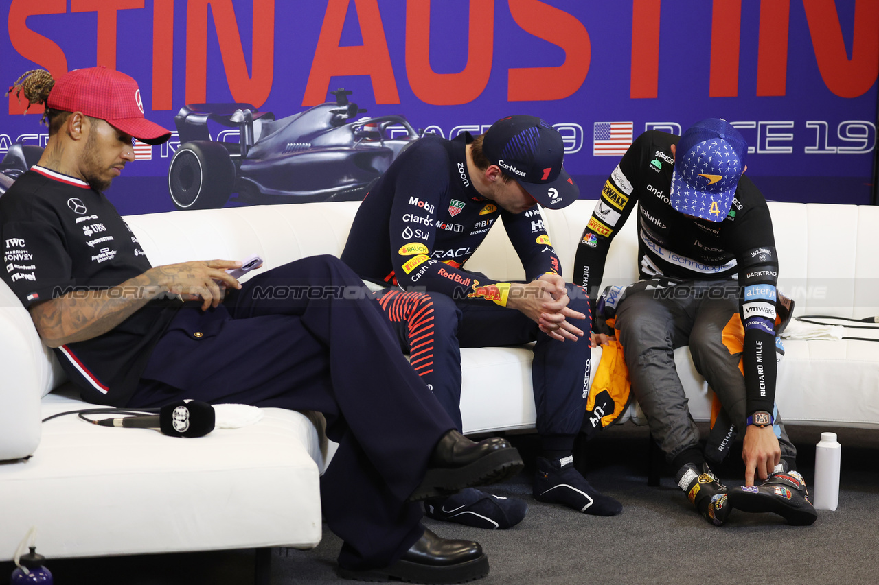 GP STATI UNITI, (L to R): Lewis Hamilton (GBR) Mercedes AMG F1; Max Verstappen (NLD) Red Bull Racing; e Lando Norris (GBR) McLaren, in the post race FIA Press Conference.

22.10.2023. Formula 1 World Championship, Rd 19, United States Grand Prix, Austin, Texas, USA, Gara Day.

- www.xpbimages.com, EMail: requests@xpbimages.com © Copyright: Bearne / XPB Images