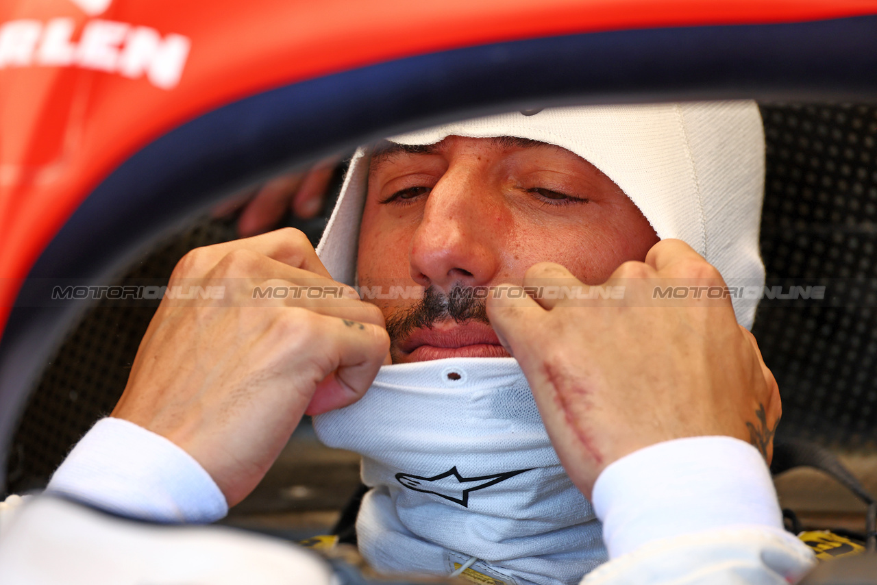 GP STATI UNITI, Daniel Ricciardo (AUS) AlphaTauri AT04 - scar on hand.

22.10.2023. Formula 1 World Championship, Rd 19, United States Grand Prix, Austin, Texas, USA, Gara Day.

 - www.xpbimages.com, EMail: requests@xpbimages.com © Copyright: Coates / XPB Images