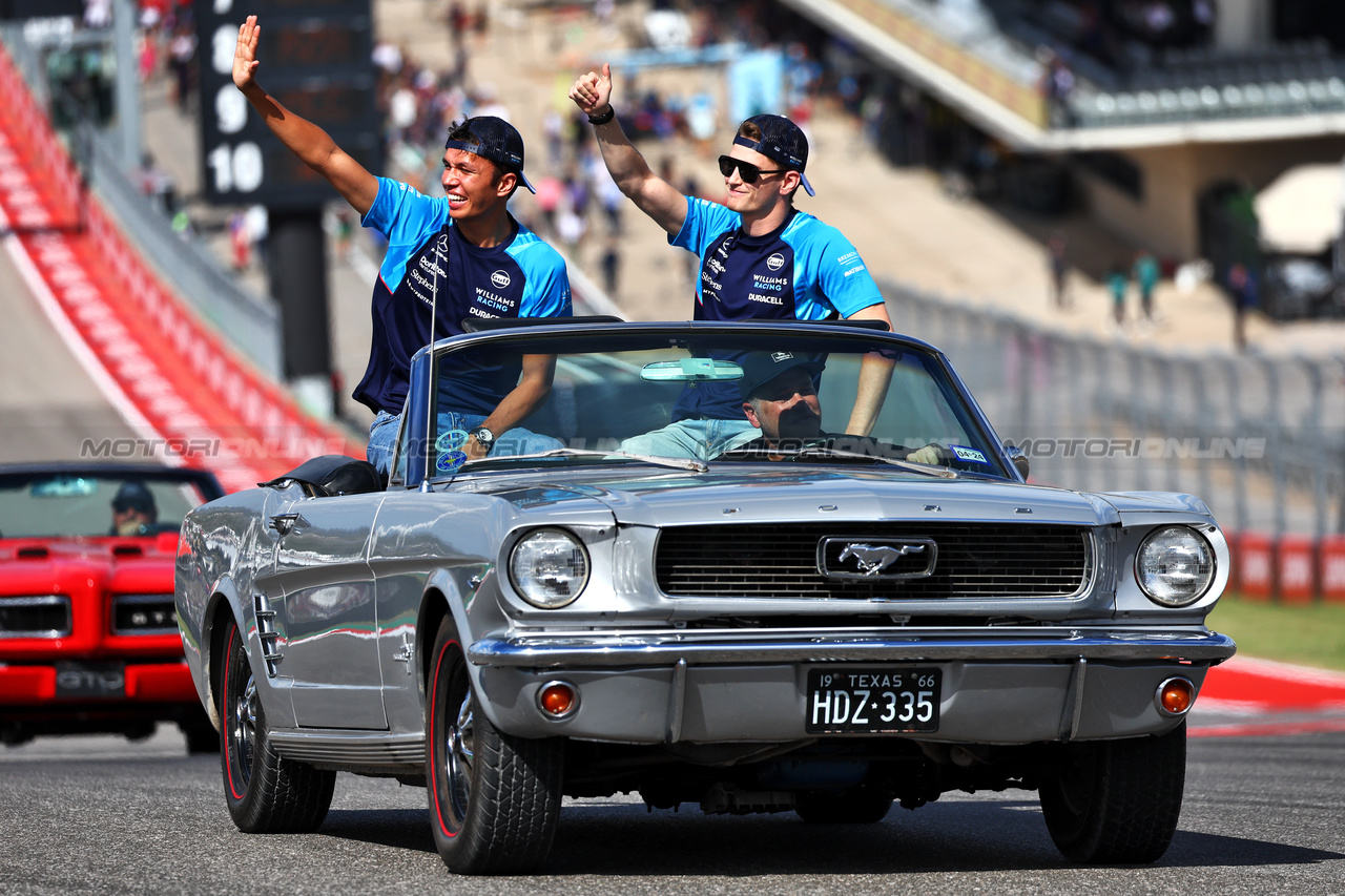 GP STATI UNITI, (L to R): Alexander Albon (THA) Williams Racing e Logan Sargeant (USA) Williams Racing on the drivers' parade.

22.10.2023. Formula 1 World Championship, Rd 19, United States Grand Prix, Austin, Texas, USA, Gara Day.

 - www.xpbimages.com, EMail: requests@xpbimages.com © Copyright: Coates / XPB Images