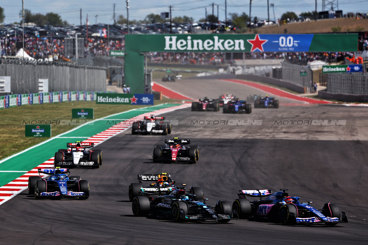 GP STATI UNITI, (L to R): George Russell (GBR) Mercedes AMG F1 W14 e Esteban Ocon (FRA) Alpine F1 Team A523 battle for position.

22.10.2023. Formula 1 World Championship, Rd 19, United States Grand Prix, Austin, Texas, USA, Gara Day.

 - www.xpbimages.com, EMail: requests@xpbimages.com © Copyright: Coates / XPB Images