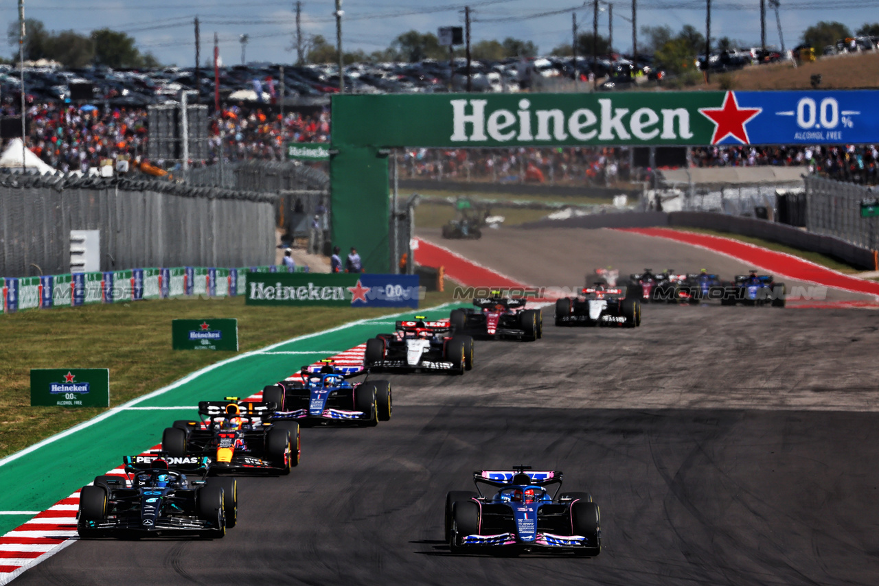 GP STATI UNITI, (L to R): George Russell (GBR) Mercedes AMG F1 W14 e Esteban Ocon (FRA) Alpine F1 Team A523 battle for position.

22.10.2023. Formula 1 World Championship, Rd 19, United States Grand Prix, Austin, Texas, USA, Gara Day.

 - www.xpbimages.com, EMail: requests@xpbimages.com © Copyright: Coates / XPB Images
