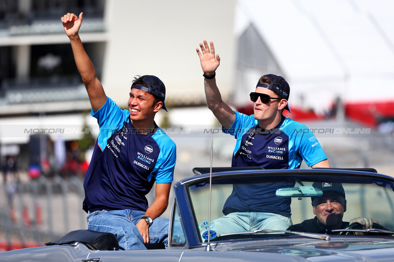 GP STATI UNITI, (L to R): Alexander Albon (THA) Williams Racing e Logan Sargeant (USA) Williams Racing on the drivers' parade.

22.10.2023. Formula 1 World Championship, Rd 19, United States Grand Prix, Austin, Texas, USA, Gara Day.

 - www.xpbimages.com, EMail: requests@xpbimages.com © Copyright: Coates / XPB Images