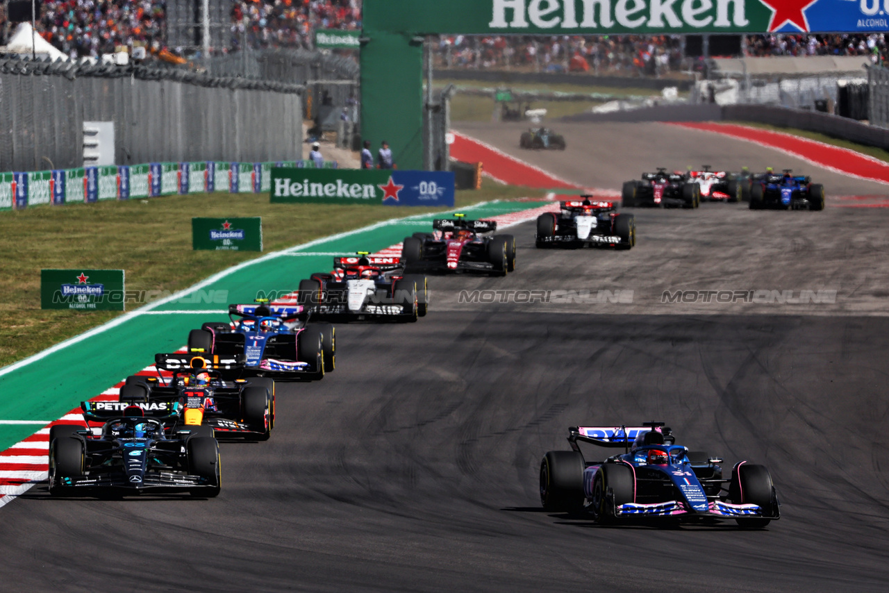 GP STATI UNITI, (L to R): George Russell (GBR) Mercedes AMG F1 W14 e Esteban Ocon (FRA) Alpine F1 Team A523 battle for position.

22.10.2023. Formula 1 World Championship, Rd 19, United States Grand Prix, Austin, Texas, USA, Gara Day.

 - www.xpbimages.com, EMail: requests@xpbimages.com © Copyright: Coates / XPB Images