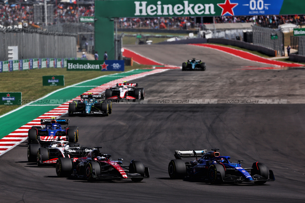 GP STATI UNITI, (L to R): Valtteri Bottas (FIN) Alfa Romeo F1 Team C43 e Alexander Albon (THA) Williams Racing FW45 battle for position.

22.10.2023. Formula 1 World Championship, Rd 19, United States Grand Prix, Austin, Texas, USA, Gara Day.

 - www.xpbimages.com, EMail: requests@xpbimages.com © Copyright: Coates / XPB Images