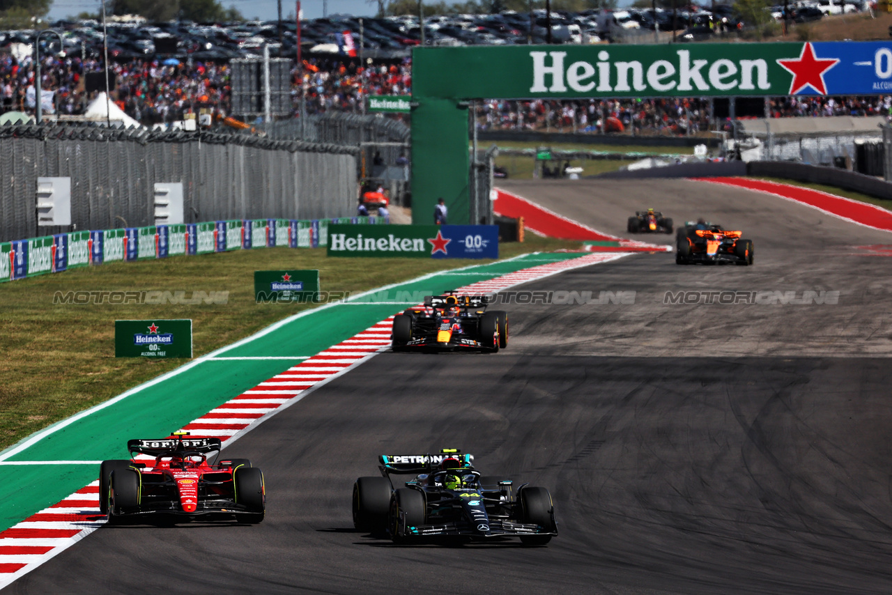 GP STATI UNITI, Lewis Hamilton (GBR) Mercedes AMG F1 W14 e Carlos Sainz Jr (ESP) Ferrari SF-23 battle for position.

22.10.2023. Formula 1 World Championship, Rd 19, United States Grand Prix, Austin, Texas, USA, Gara Day.

 - www.xpbimages.com, EMail: requests@xpbimages.com © Copyright: Coates / XPB Images