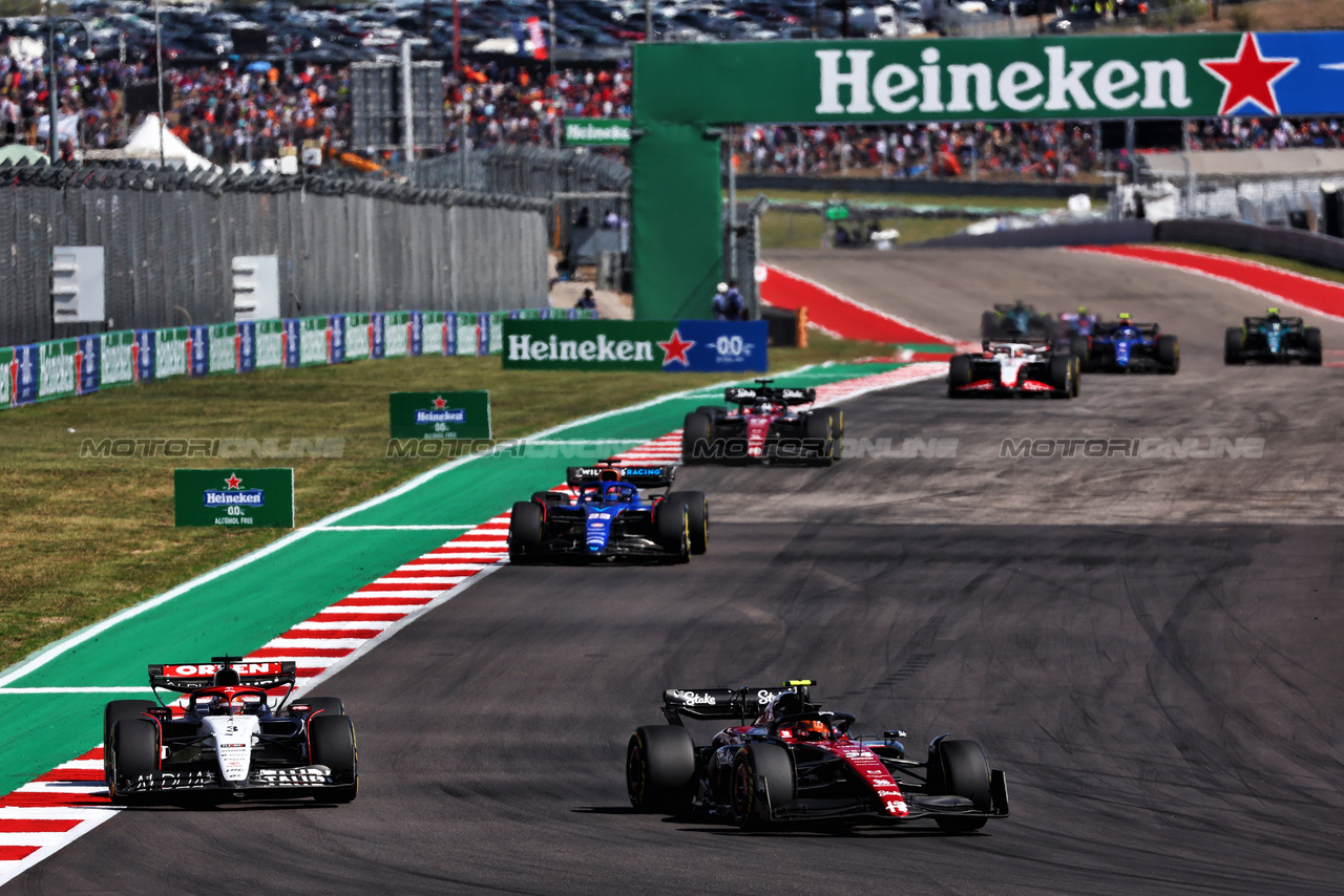 GP STATI UNITI, Zhou Guanyu (CHN) Alfa Romeo F1 Team C43 e Daniel Ricciardo (AUS) AlphaTauri AT04 battle for position.

22.10.2023. Formula 1 World Championship, Rd 19, United States Grand Prix, Austin, Texas, USA, Gara Day.

 - www.xpbimages.com, EMail: requests@xpbimages.com © Copyright: Coates / XPB Images