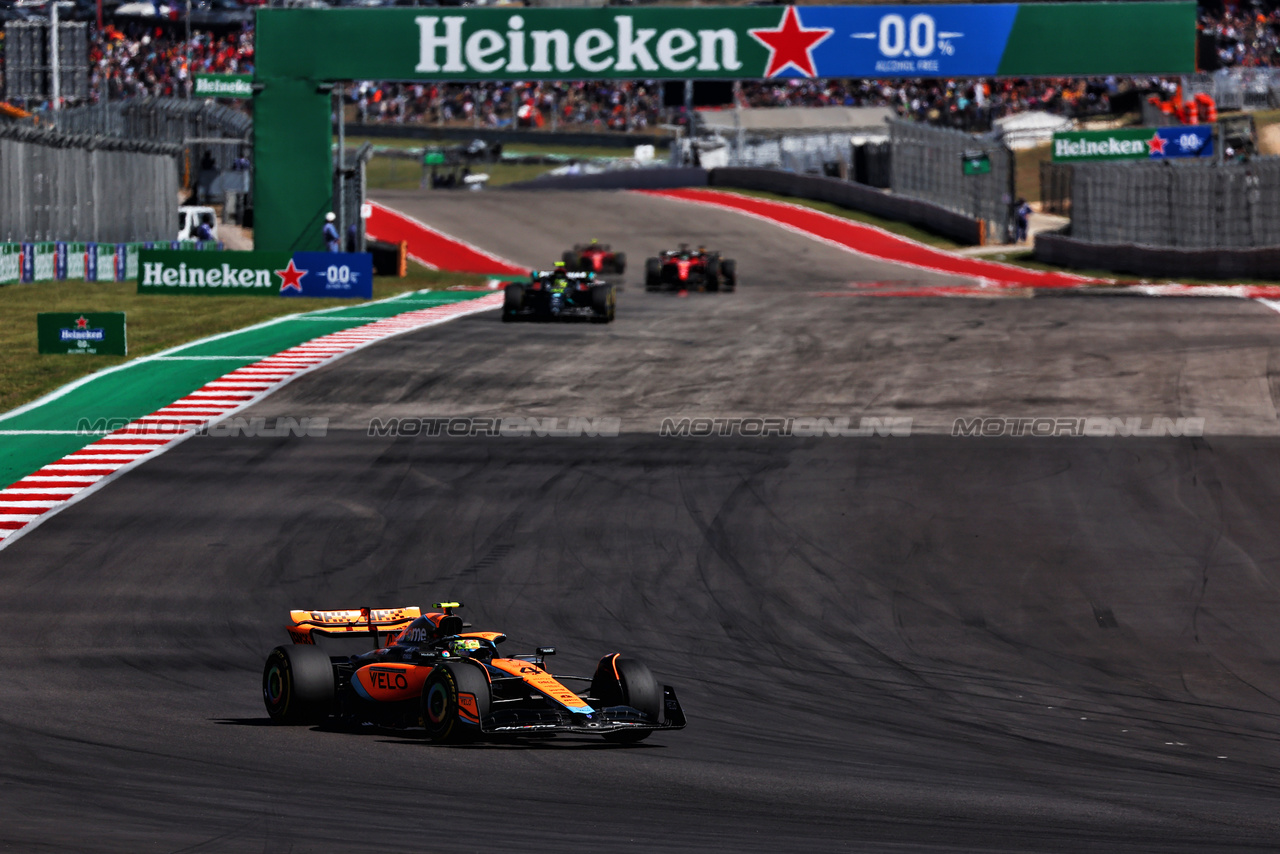 GP STATI UNITI, Lando Norris (GBR) McLaren MCL60.

22.10.2023. Formula 1 World Championship, Rd 19, United States Grand Prix, Austin, Texas, USA, Gara Day.

 - www.xpbimages.com, EMail: requests@xpbimages.com © Copyright: Coates / XPB Images