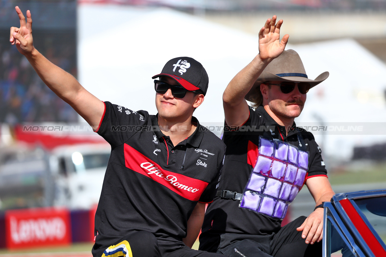 GP STATI UNITI, (L to R): Zhou Guanyu (CHN) Alfa Romeo F1 Team e Valtteri Bottas (FIN) Alfa Romeo F1 Team on the drivers' parade.

22.10.2023. Formula 1 World Championship, Rd 19, United States Grand Prix, Austin, Texas, USA, Gara Day.

 - www.xpbimages.com, EMail: requests@xpbimages.com © Copyright: Coates / XPB Images