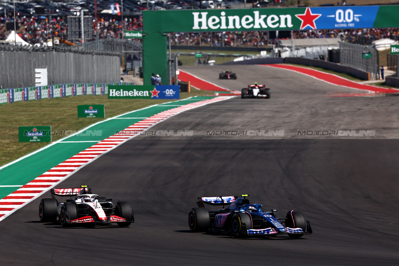 GP STATI UNITI, (L to R): Nico Hulkenberg (GER) Haas VF-23 e Pierre Gasly (FRA) Alpine F1 Team A523 battle for position.

22.10.2023. Formula 1 World Championship, Rd 19, United States Grand Prix, Austin, Texas, USA, Gara Day.

 - www.xpbimages.com, EMail: requests@xpbimages.com © Copyright: Coates / XPB Images