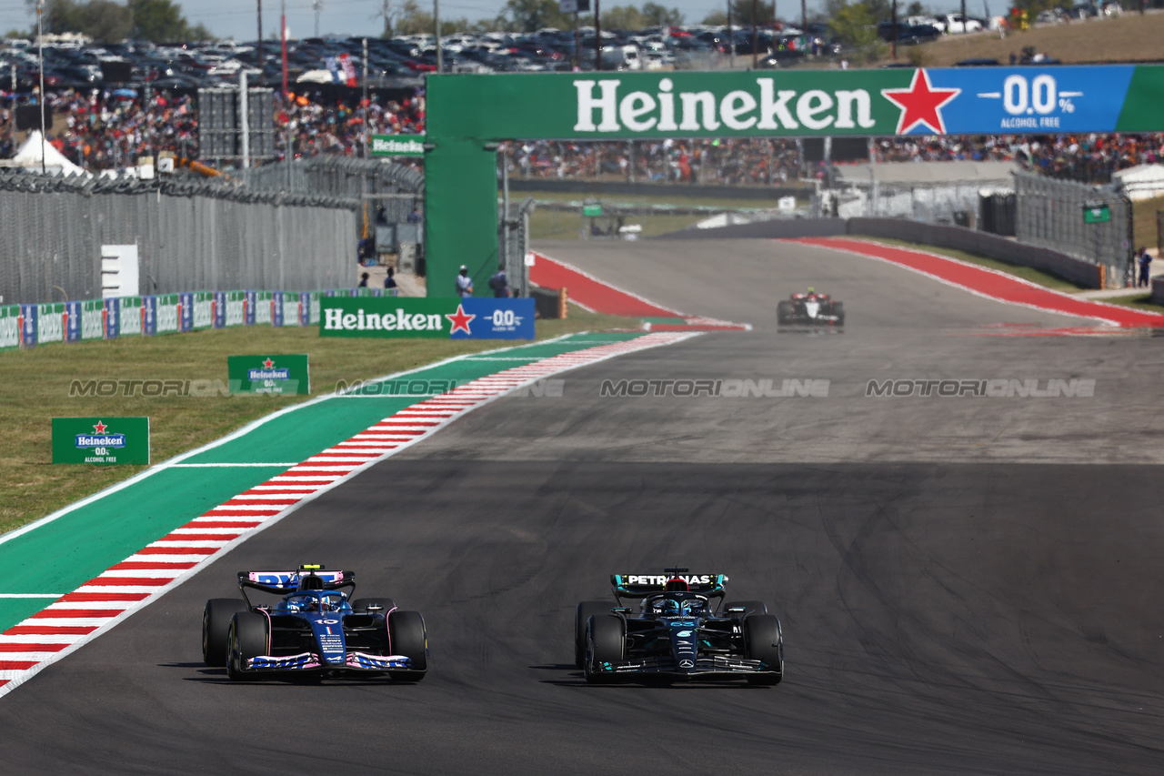 GP STATI UNITI, Pierre Gasly (FRA) Alpine F1 Team A523 e George Russell (GBR) Mercedes AMG F1 W14 battle for position.

22.10.2023. Formula 1 World Championship, Rd 19, United States Grand Prix, Austin, Texas, USA, Gara Day.

 - www.xpbimages.com, EMail: requests@xpbimages.com © Copyright: Coates / XPB Images