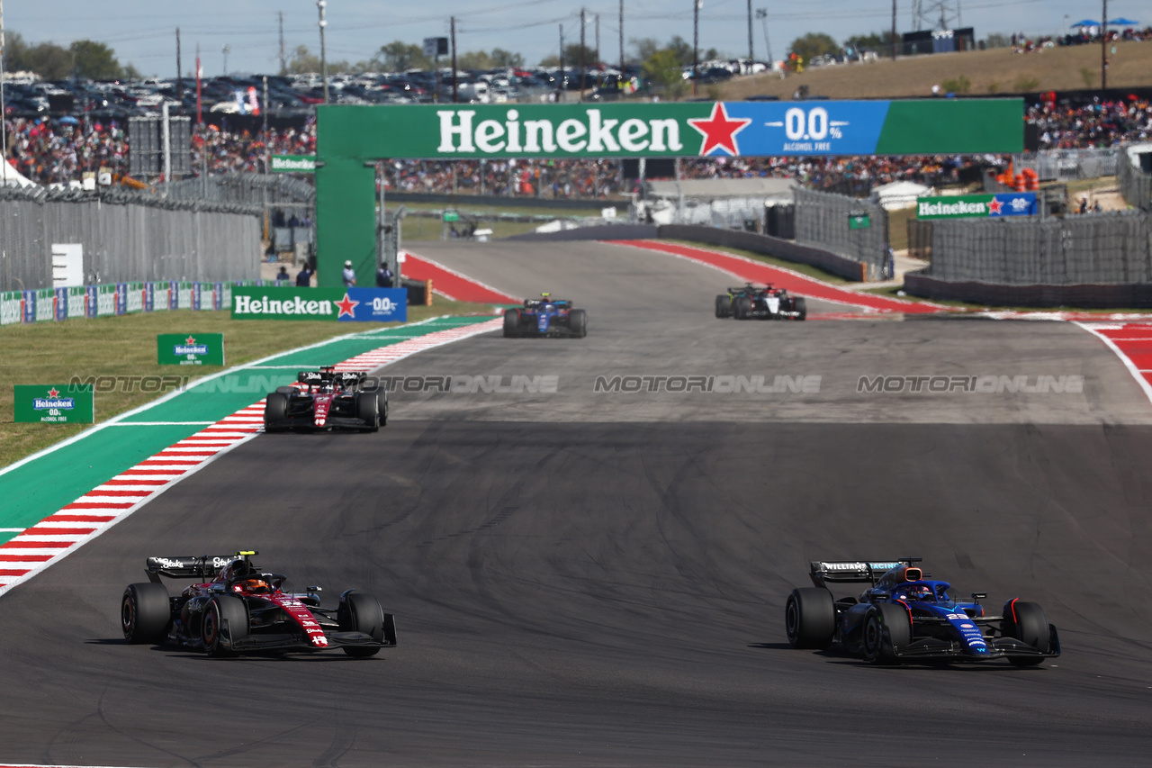 GP STATI UNITI, (L to R): Zhou Guanyu (CHN) Alfa Romeo F1 Team C43 e Alexander Albon (THA) Williams Racing FW45 battle for position.

22.10.2023. Formula 1 World Championship, Rd 19, United States Grand Prix, Austin, Texas, USA, Gara Day.

 - www.xpbimages.com, EMail: requests@xpbimages.com © Copyright: Coates / XPB Images
