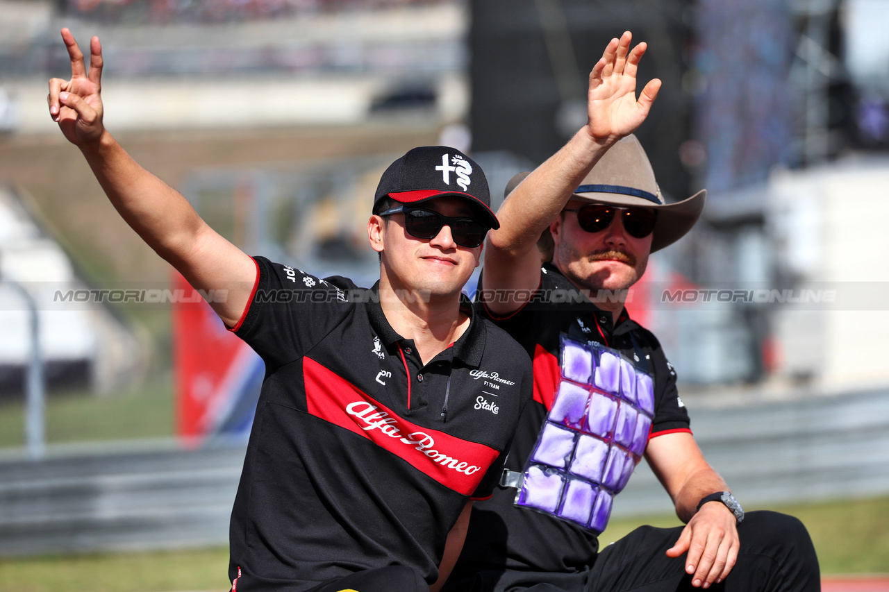 GP STATI UNITI, (L to R): Zhou Guanyu (CHN) Alfa Romeo F1 Team e Valtteri Bottas (FIN) Alfa Romeo F1 Team on the drivers' parade.

22.10.2023. Formula 1 World Championship, Rd 19, United States Grand Prix, Austin, Texas, USA, Gara Day.

 - www.xpbimages.com, EMail: requests@xpbimages.com © Copyright: Coates / XPB Images