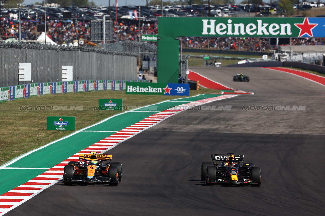 GP STATI UNITI, (L to R): Lando Norris (GBR) McLaren MCL60 e Max Verstappen (NLD) Red Bull Racing RB19 battle for position.

22.10.2023. Formula 1 World Championship, Rd 19, United States Grand Prix, Austin, Texas, USA, Gara Day.

 - www.xpbimages.com, EMail: requests@xpbimages.com © Copyright: Coates / XPB Images