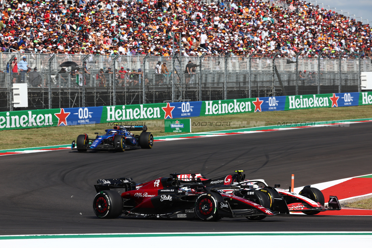 GP STATI UNITI, Valtteri Bottas (FIN) Alfa Romeo F1 Team C43 e Nico Hulkenberg (GER) Haas VF-23 battle for position.

22.10.2023. Formula 1 World Championship, Rd 19, United States Grand Prix, Austin, Texas, USA, Gara Day.

 - www.xpbimages.com, EMail: requests@xpbimages.com © Copyright: Coates / XPB Images