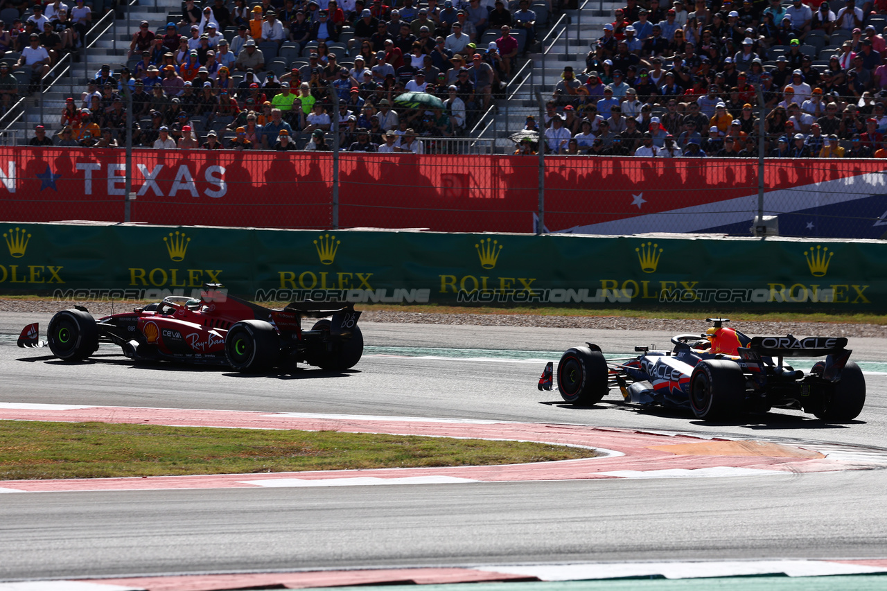 GP STATI UNITI, Charles Leclerc (MON) Ferrari SF-23 davanti a Max Verstappen (NLD) Red Bull Racing RB19.

22.10.2023. Formula 1 World Championship, Rd 19, United States Grand Prix, Austin, Texas, USA, Gara Day.

 - www.xpbimages.com, EMail: requests@xpbimages.com © Copyright: Coates / XPB Images