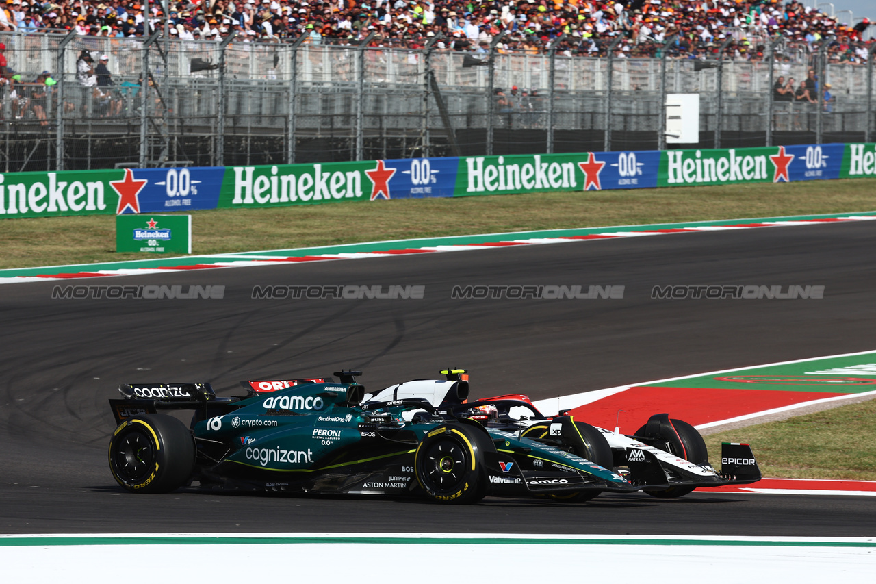 GP STATI UNITI, Lance Stroll (CDN) Aston Martin F1 Team AMR23 e Yuki Tsunoda (JPN) AlphaTauri AT04 battle for position.

22.10.2023. Formula 1 World Championship, Rd 19, United States Grand Prix, Austin, Texas, USA, Gara Day.

 - www.xpbimages.com, EMail: requests@xpbimages.com © Copyright: Coates / XPB Images
