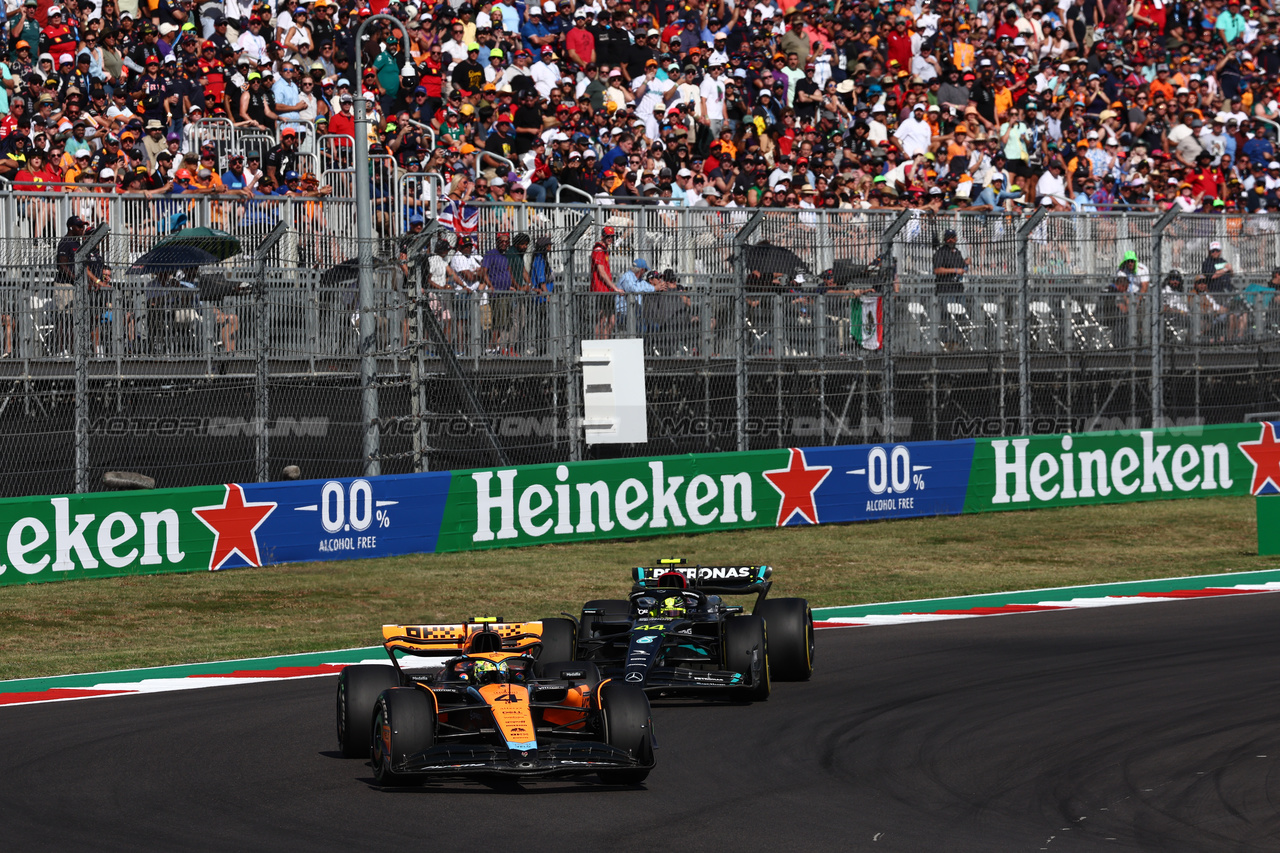 GP STATI UNITI, Lando Norris (GBR) McLaren MCL60.

22.10.2023. Formula 1 World Championship, Rd 19, United States Grand Prix, Austin, Texas, USA, Gara Day.

 - www.xpbimages.com, EMail: requests@xpbimages.com © Copyright: Coates / XPB Images