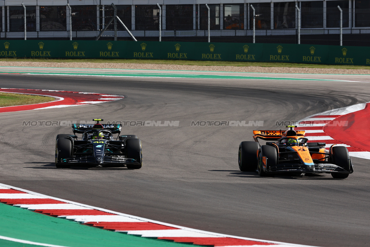 GP STATI UNITI, Lando Norris (GBR) McLaren MCL60 e Lewis Hamilton (GBR) Mercedes AMG F1 W14 battle for position.

22.10.2023. Formula 1 World Championship, Rd 19, United States Grand Prix, Austin, Texas, USA, Gara Day.

 - www.xpbimages.com, EMail: requests@xpbimages.com © Copyright: Coates / XPB Images