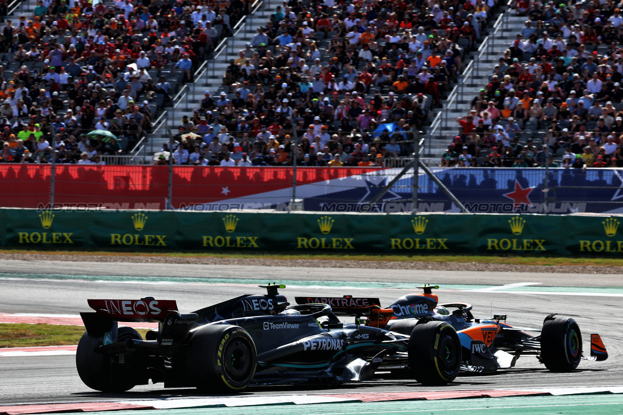 GP STATI UNITI, Lando Norris (GBR) McLaren MCL60 e Lewis Hamilton (GBR) Mercedes AMG F1 W14 battle for position.

22.10.2023. Formula 1 World Championship, Rd 19, United States Grand Prix, Austin, Texas, USA, Gara Day.

 - www.xpbimages.com, EMail: requests@xpbimages.com © Copyright: Coates / XPB Images