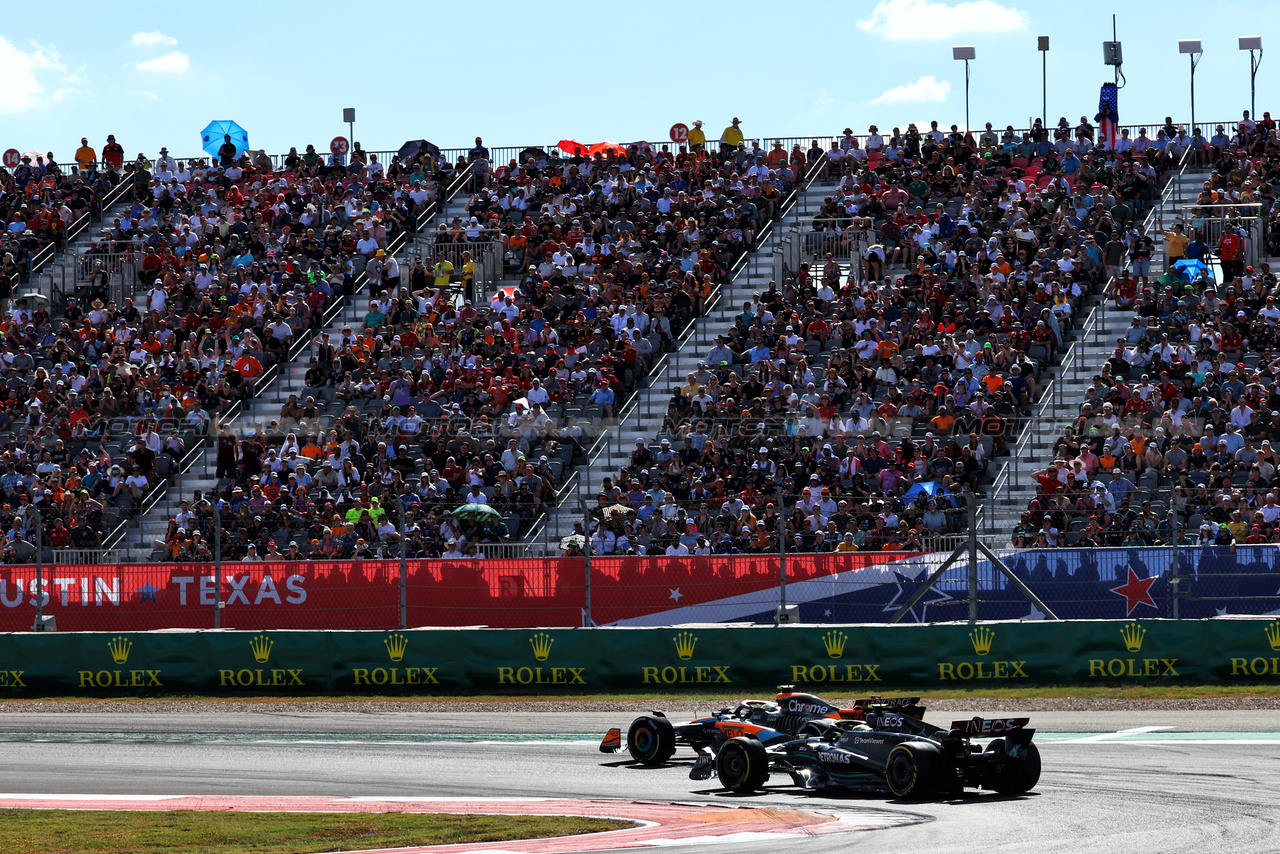 GP STATI UNITI, Lando Norris (GBR) McLaren MCL60 e Lewis Hamilton (GBR) Mercedes AMG F1 W14 battle for position.

22.10.2023. Formula 1 World Championship, Rd 19, United States Grand Prix, Austin, Texas, USA, Gara Day.

 - www.xpbimages.com, EMail: requests@xpbimages.com © Copyright: Coates / XPB Images