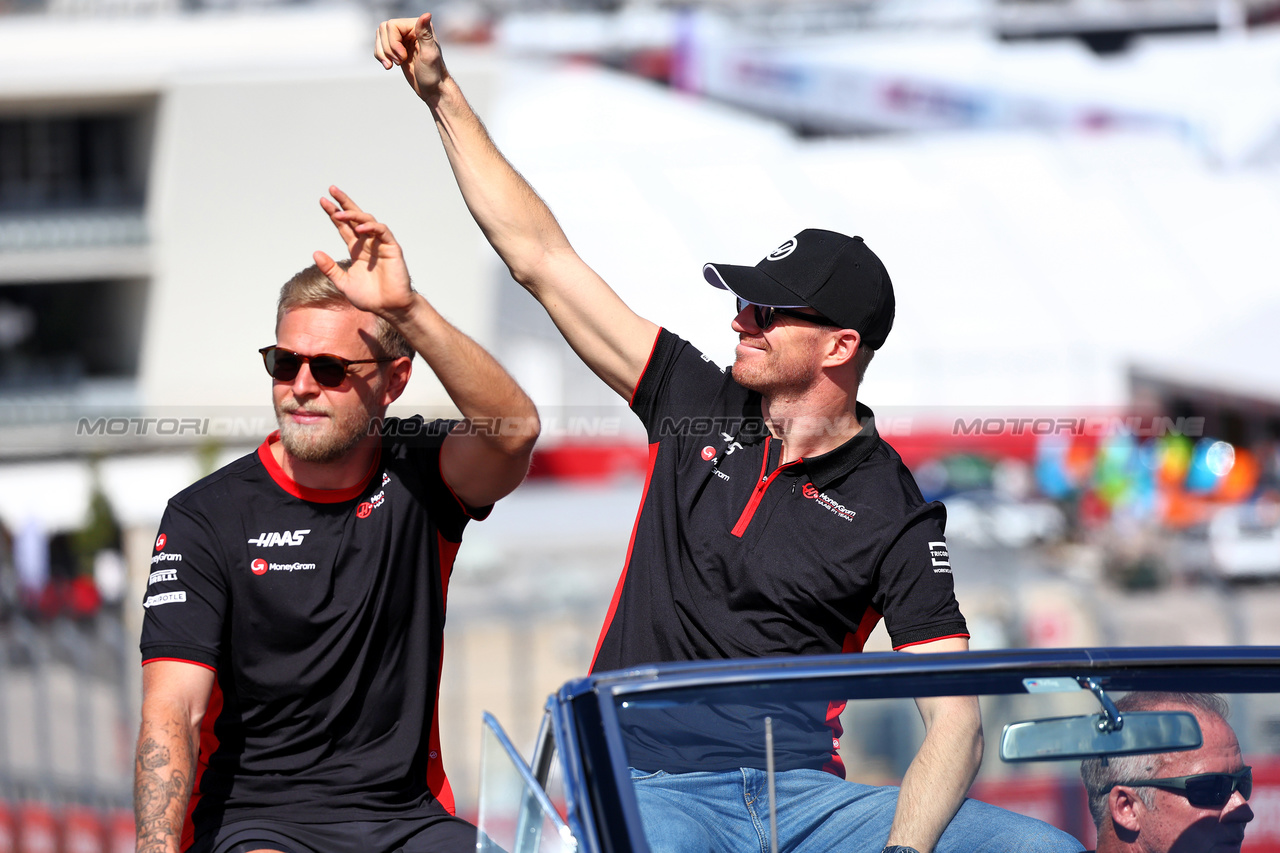 GP STATI UNITI, (L to R): Kevin Magnussen (DEN) Haas F1 Team e Nico Hulkenberg (GER) Haas F1 Team on the drivers' parade.

22.10.2023. Formula 1 World Championship, Rd 19, United States Grand Prix, Austin, Texas, USA, Gara Day.

 - www.xpbimages.com, EMail: requests@xpbimages.com © Copyright: Coates / XPB Images