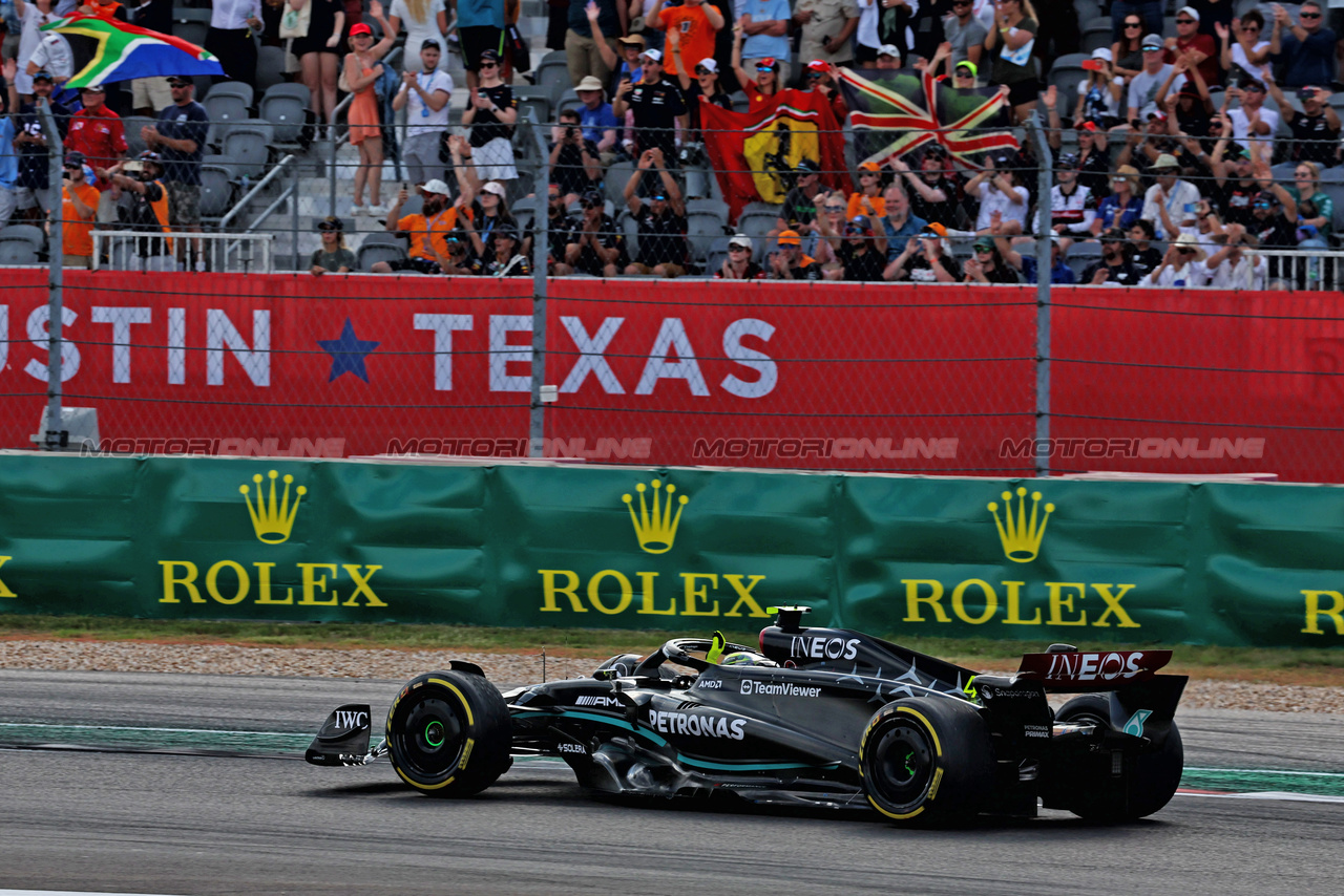 GP STATI UNITI, Lewis Hamilton (GBR) Mercedes AMG F1 W14 celebrates at the end of the race.

22.10.2023. Formula 1 World Championship, Rd 19, United States Grand Prix, Austin, Texas, USA, Gara Day.

 - www.xpbimages.com, EMail: requests@xpbimages.com © Copyright: Coates / XPB Images